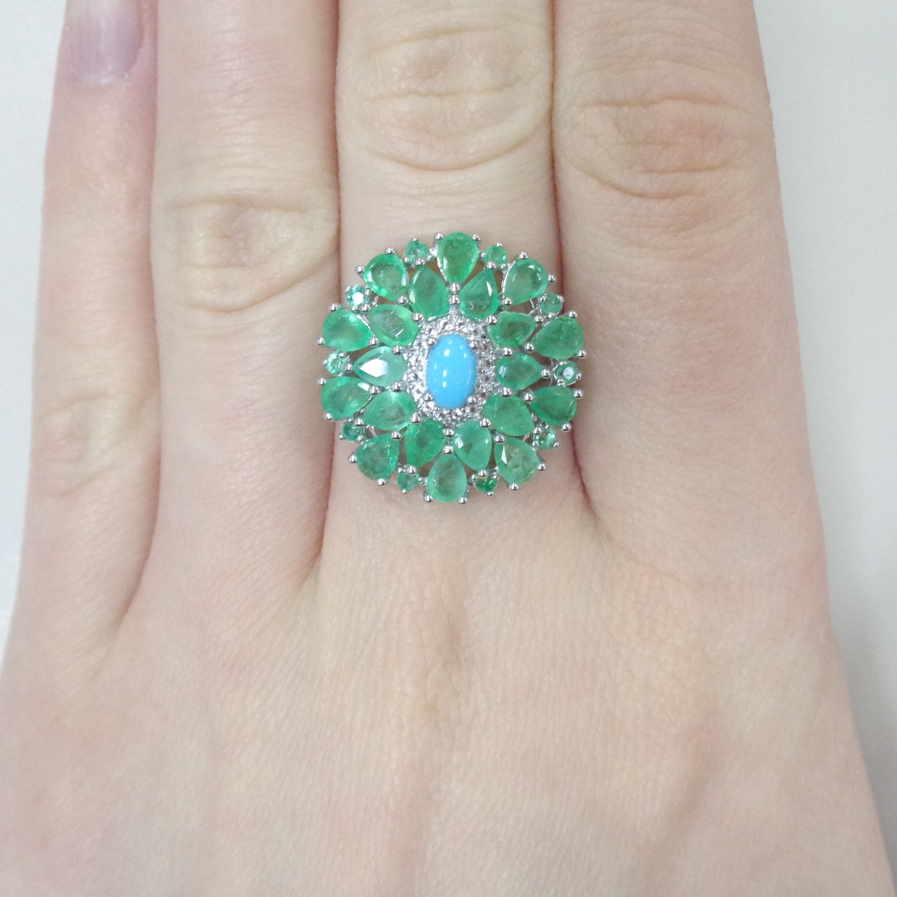 Серебряное кольцо с бирюзой и изумрудами